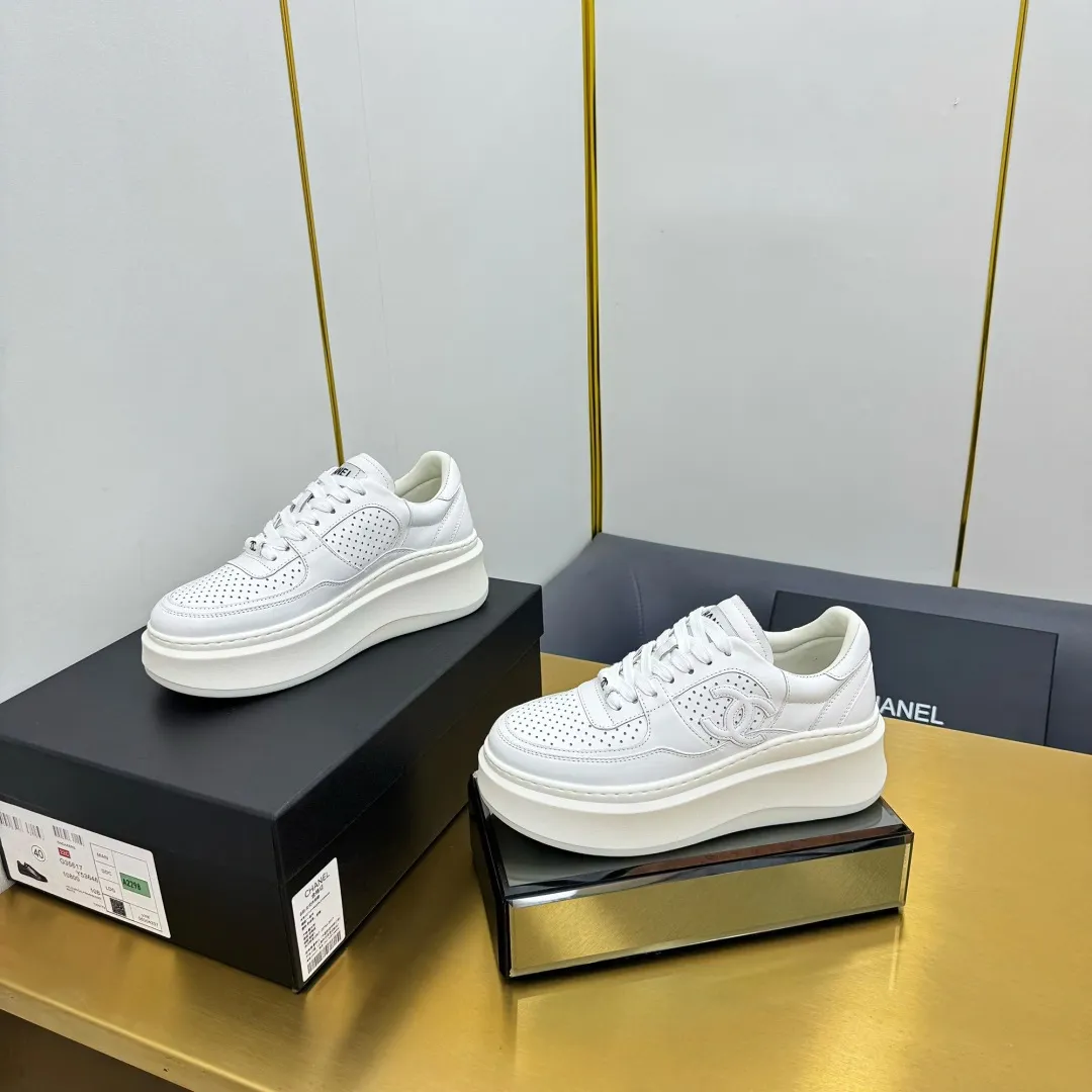 👟👟Ex-factory price 600👟👟 Upgraded version, upgraded version, upgraded version! No rebuttal accepted! ! ! ! Chanel Chanel panda shoes! 2025 counter's top casual sports shoes. This classic design; the upper is electro-embroidered with a variety of techniques; the outsole is fashionable and sporty; the unusual inclusion of a variety of color matching elements... The diversified mix and match is very good-looking and versatile, and can be used for leisure, fashion, sports, and outdoor... ꫛꫀꪝ Go➫ Materials: ❶Upper made of: original imported first-layer silk cowhide + original waterproof cloth + original first-layer cowhide ❷Inner lining: Original Yangli+Net ❸Outsole based on: Original TPU combination outsole Counter boutique packaging complete set for women 35–41 👉 👉